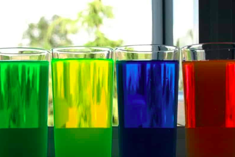 Ilustrasi air coolant warna-warni.
