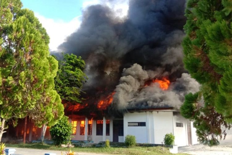 Api membakar kantor Koperasi dan UKM Raja Ampat 