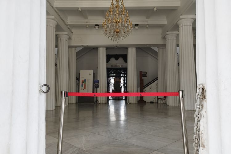 Pintu masuk Museum Nasional Indonesia ditutup pascakebakaran, Minggu (17/9/2023). (KOMPAS.com/XENA OLIVIA)