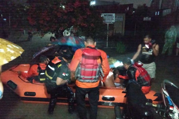 Tim penanggulangan bencana Padang melakukan evakuasi warga karena banjir, Rabu (29/9/2021) malam.