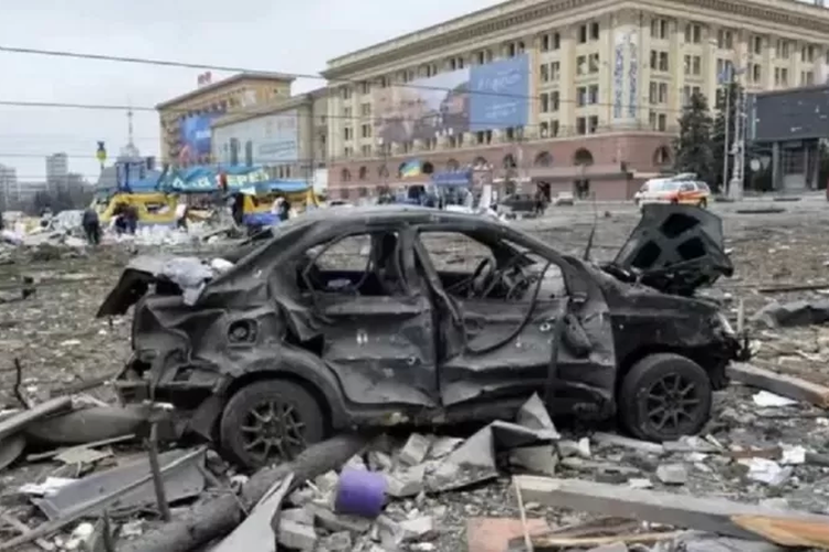 Sebuah mobil hancur lebur setelah pasukan Rusia membombardir Kota Kharkiv, Ukraina, 1 Maret 2022.