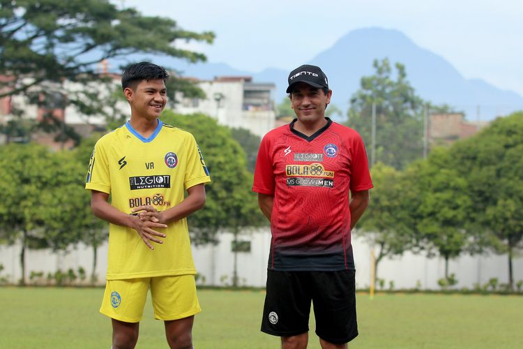 Pemain muda Arema FC Genta Alparedo foto bersama pelatih Eduardo Almeida seusai perkenalan pemain baru guna menambah kekuatan tim saat putaran kedua Liga 1 2021-2022 di Lapangan UMM Malang, Senin (20/12/2021) sore.