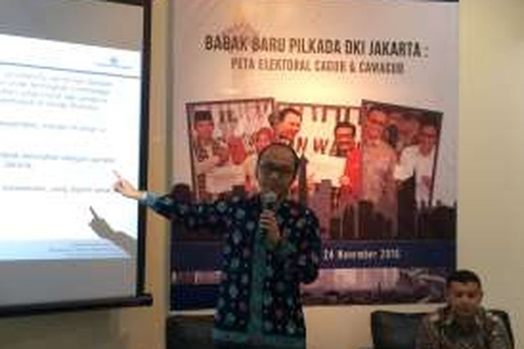  Direktur Eksekutif Charta Politika Yunarto Wijaya saat rilis hasil survei cagub dan cawagub jelang Pilkada DKI Jakarta 2017 di kantor Charta Politika, Jakarta Selatan, Selasa (29/11/2016).