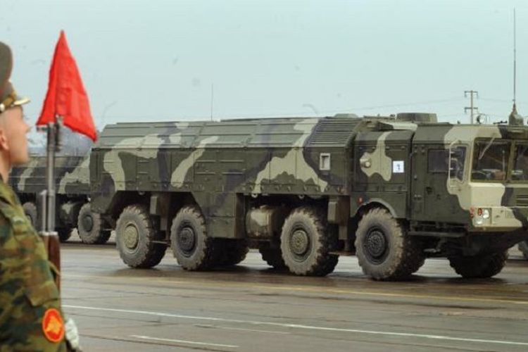 Rudal balistik Iskander milik Rusia ketika dipamerkan dalam parade milier dekat Moskwa pada 20 April 2010.