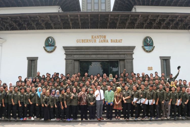 Gubernur Jawa Barat Ridwan Kamil saat berfoto dengan para 110 peserta Patriot Desa di Gedung Sate, Jalan Diponegoro, Kamis (28/11/2019).