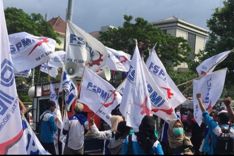 Aksi demonstrasi KSPI Jateng menolak kenaikan BPJS kesehatan dan Omnibus Law di depan Kantor Gubernur Jateng, Senin (20/01/2020)