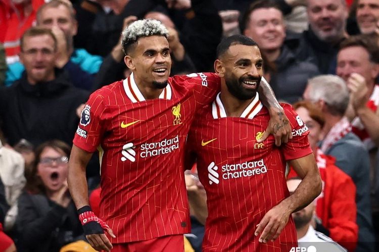 Penyerang Liverpool asal Mesir, Mohamed Salah, merayakan dengan Luis Diaz setelah mencetak gol kedua The Reds pada laga Premier League antara Liverpool dan Brentford di Anfield, Liverpool, barat laut Inggris pada 25 Agustus 2024.