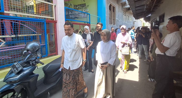 Pakai Sarung Batik Saat Mencoblos, Cawalkot Solo Respati Ardi: "Silir"