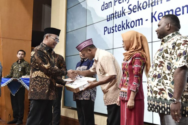 Mendikbud secara simbolis menyerahkan bantuan dalam acara Bimbingan Teknis dan Penyerahan Bantuan TIK Bagi Sekolah Daerah 3T, di kantor Kemendikbud, Senayan, Jakarta, Jumat (21/09/2018).