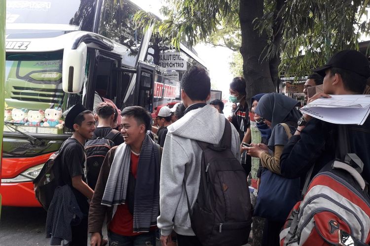 Rombongan mahasiswa dari Undip dan Unnes Semarang saat akan menaiki bus pengganti melanjutkan perjalanan ke Jakarta untuk ikut demonstrasi bersama mahasiswa lain, di depan Mapolres Brebes, Selasa (24/9/2019)