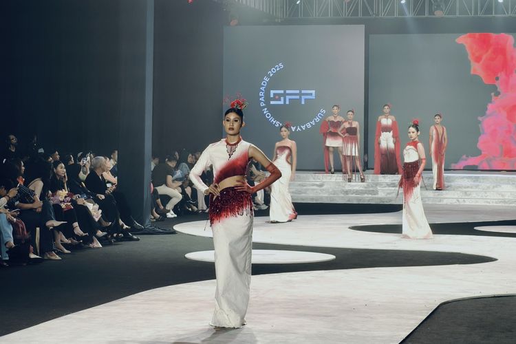 Boold karya desainer Migi Rihasalay yang merangkai cerita tentang kehidupan dan pengorbanan dengan payet saat ditampilkan pada Surabaya Fashion Parade (SFP) 2025 ke-18 tahun berlangsung di Tunjungan Plaza 3 Level 6 pada 14?16 November 2025.