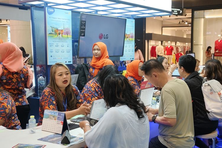 Potret suasana BCA Singapore Airlines Travel Fair 2026 hari pertama di Gandaria City, Jakarta Selatan, Jumat (30/1/2026). 