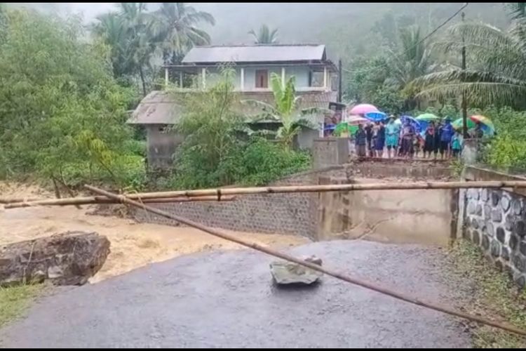 Salah satu jembatan penghubung antar desa di Pacitan Jawa Timur, ambruk dan putus total akibat terjangan banjir (16/11/2020)