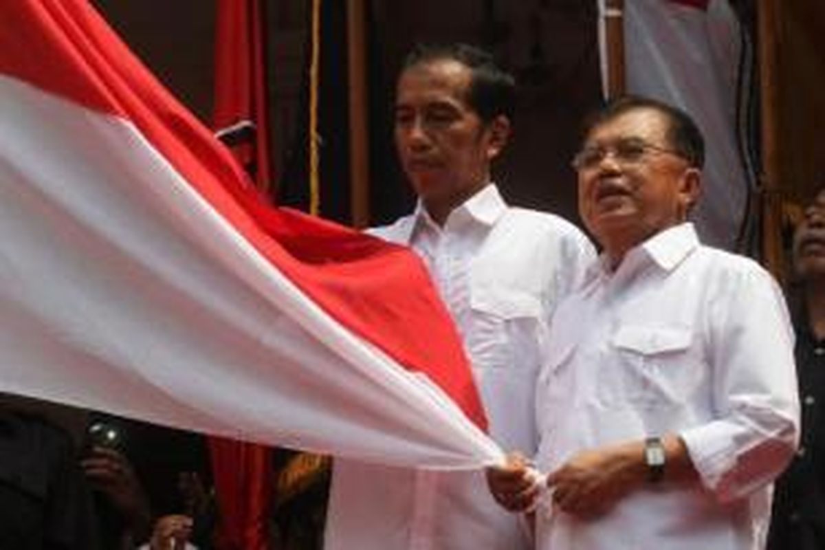 Bakal calon presiden Joko Widodo (Jokowi) bersama bakal calon wakil presiden Jusuf Kalla, saat acara deklarasi pasangan tersebut di Gedung Joang 45, Jalan Menteng Raya, Menteng, Jakarta Pusat, Senin (19/5/2014). Pasangan itu diusung empat partai, yaitu PDI Perjuangan, NasDem, PKB, dan Hanura. 