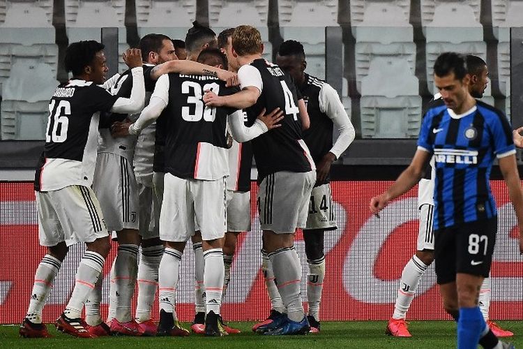 Para pemain Juventus merayakan setelah mencetak gol pembuka mereka selama pertandingan sepak bola Serie A Italia Juventus vs Inter Milan, di stadion Juventus di Turin pada 8 Maret 2020.