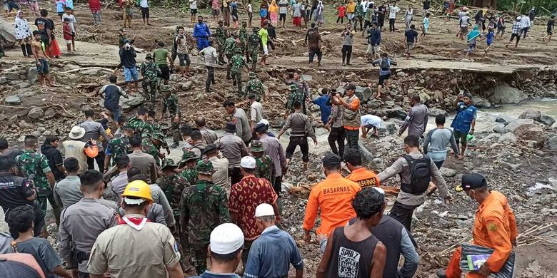 Korban hilang saat banjir dan longsor di Lombok Barat ditemukan meninggal, Selasa (7/12/2021).