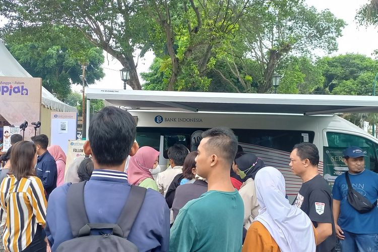 Antusiasme warga saat menukarkan uang di alun-alun Sawedanan Pakualaman, Kota Yogyakarta, Senin (25/3/2024)