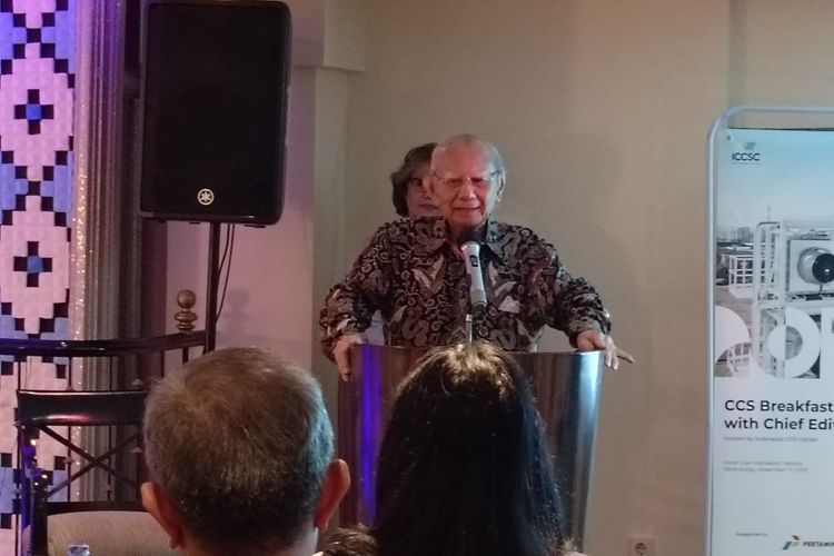 Profesor Emil Salim saat berbicara pada Indonesia CCS Breakfast Talk With Chief Editor Media, Rabu (15/11/2023).