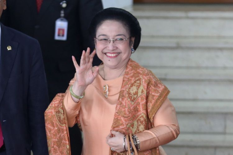 Ketua Umum Partai Demokrasi Indonesia Perjuangan Megawati Soekarnoputri meninggalkan lokasi usai sidang tahunan Majelis Permusyawaratan Rakyat Republik Indonesia Tahun 2018 di Kompleks Parlemen, Senayan, Jakarta, Kamis (16/8/2017). Presiden Joko Widodo menyampaikan pidato, yakni pidato kenegaraan dalam rangka Hari Ulang Tahun RI ke 73.