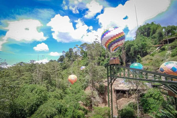 Wahana baru balon udara di area The Lodge Maribaya, Lembang, Bandung Barat.