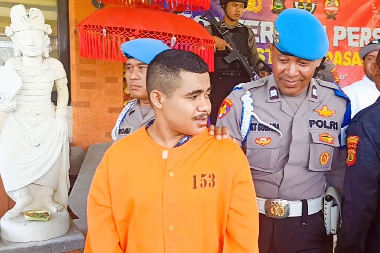 YT (20), sopir taksi yang menjadi pelaku pemerasan terhadap dua WNA asal Amerika Serikat saat dihadirkan dalam konferensi pers di Mapolresta Denpasar, Bali, pada Rabu (10/1/2023). Kompas.com/ Yohanes Valdi Seriang Ginta