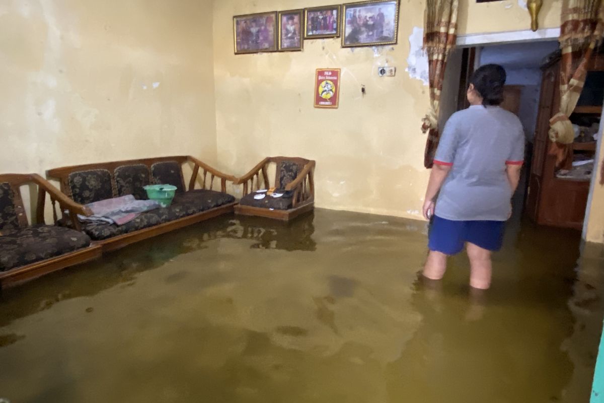 Kondisi banjir di rumah Umilatun Nisa, Kalipecabean, Sidoarjo, Selasa (17/12/2024)