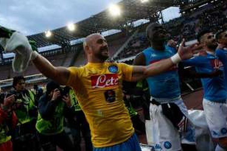 Pepe Reina merayakan kemenangan Napoli atas Carpi, Minggu (7/2/2016). 