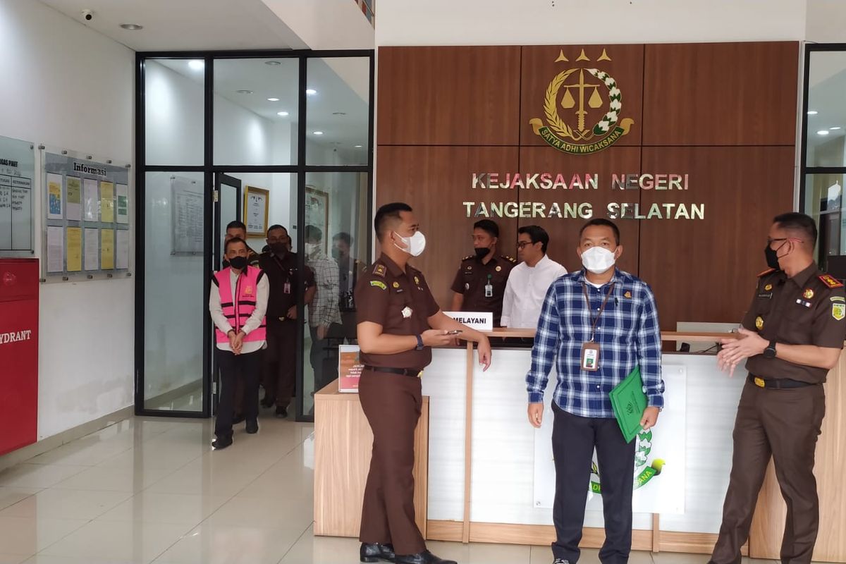 Mantan Kepala Sekolah SMPN 17 Tangsel Marhaen Nusantara Ditetapkan Jadi Tersangka Kasus Korupsi Dana PIP. Hal Itu Disampaikan Kepala Kejari Tangsel Aliansyah di Kantornya, Senin (11/7/2022).