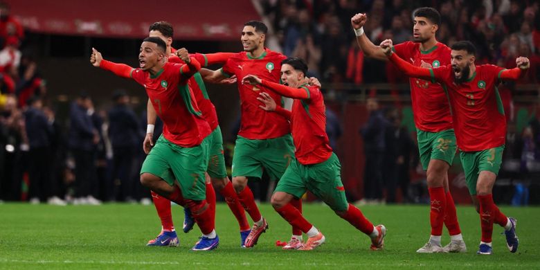 Achraf Hakimi (ketiga dari kiri) merayakan kemenangan adu penalti dengan rekan satu timnya dalam laga semifinal Piala Afrika 2025 (CAN) antara Nigeria vs Maroko di Stadion Prince Moulay Abdellah di Rabat pada 14 Januari 2026. (Foto oleh FRANCK FIFE / AFP)