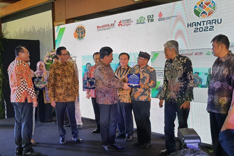 Menteri ATR/BPN Hadi Tjahjanto menyerahkan RTH Awards kepada Asisten Perekonomian dan Pembangunan Setda Kabupaten Banyuwangi, Dwi Yanto di Jakarta, Selasa (8/11/2022).

