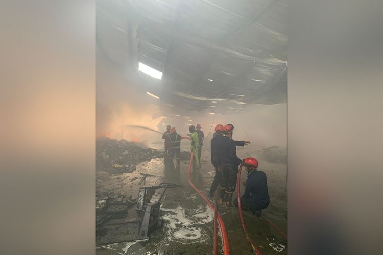 Petugas dari Dinas Penyelamatan dan Pemadam Kebakaran (Damkar) Makassar yang berjibaku memadamkan api yang hanguskan salah satu gudang grosir di Jalan Ir Sutami, Kecamatan Tamalanrea, Kota Makassar, Sulsel, Senin (18/3/2024).