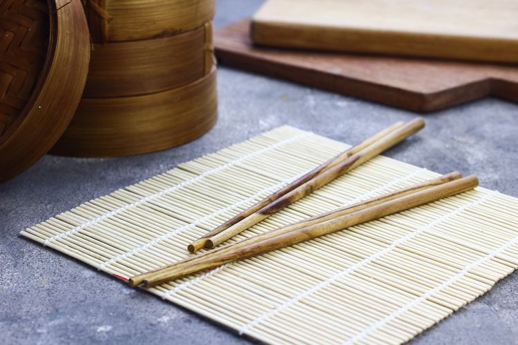Ilustrasi sushi mat atau makasi, tikar penggulung sushi dari bambu. 