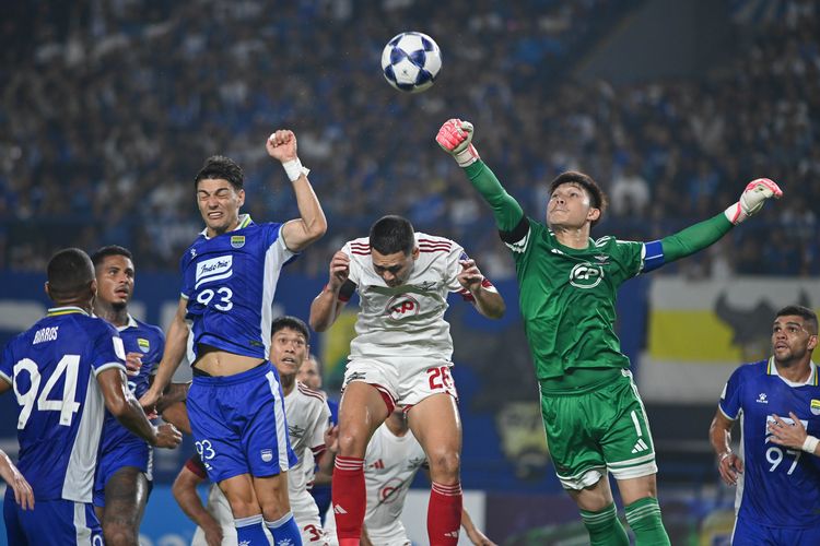 Aksi para pemain dalam duel Persib vs Bangkok United dalam matchday ke-6 Grup G AFC Champions League Two (ACL 2) 2025-2026 di Stadion GBLA, Rabu (10/12/2025).