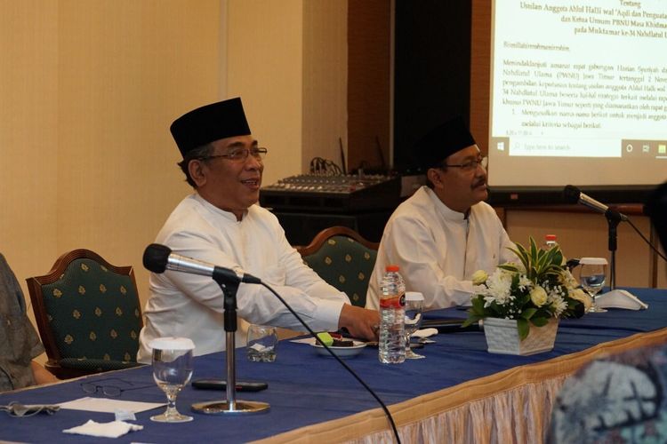 Saifullah Yusuf atau Gus Ipul (kanan) mendampingi Katib 'Aam PBNU KH Yahya Cholil Staquf dalam pertemuan 27 PWNU se-Indonesia di sebuah hotel di Jakarta, Sabtu (20/11/2021).