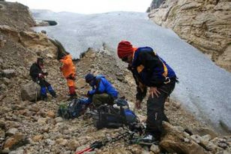 Tim Bravo Ekspedisi Tujuh Puncak Dunia dari Wanadri bersiap menyusuri jalur es puncak Nggapulu atau puncak Soekarno di ketinggian sekitar 4.700 meter di atas permukaan laut (mdpl), kawasan Pegunungan Jayawijaya, Papua, Senin (19/4/2010).  