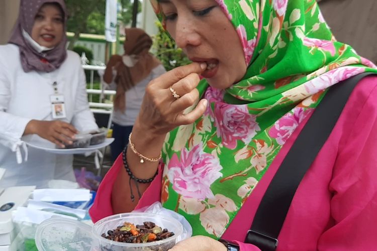 Penikmat ungker goreng, Ernita saat mencicipi makanan ekstrem ungker goreng pada 'Festival Kuliner 2022' di Alun-alun Blora, Jawa Tengah, Rabu (7/12/2022)
