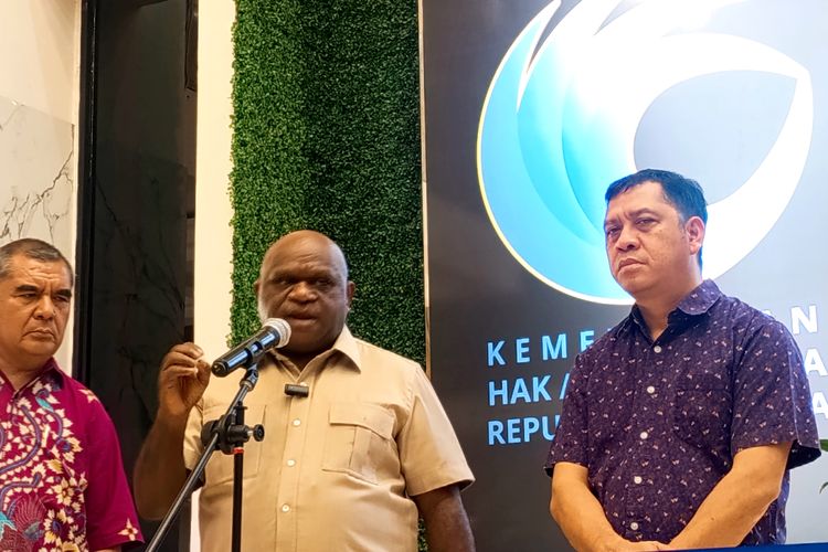 Menteri HAM Melarang Aparat Libatkan Warga Sipil dalam Operasi di Papua