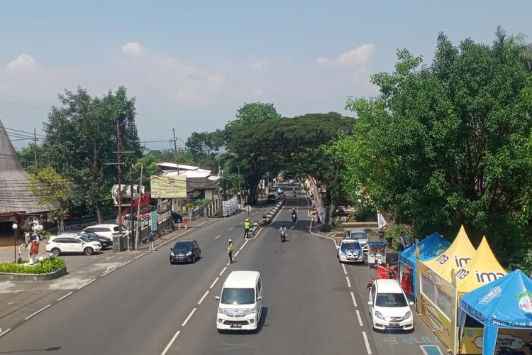 Penerapan sistem satu arah di Jalan Ir Soekarno, Kota Batu pada Minggu (23/4/2023). 