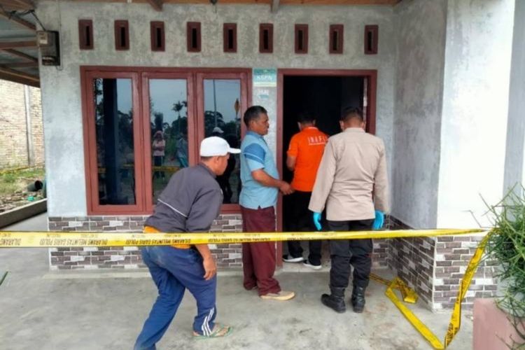 Foto: Anggota Personil Polsek Dolok Pardamean Polres Simalungun memasang police line di rumah NS di Nagori Siruberube Kecamatan Dolok Pardamean, Kabupaten Simalungun. |Dok: Polsek Pardamean. 