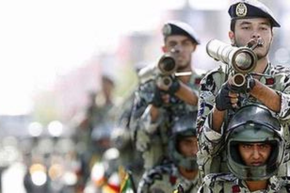 Milter Iran dalam sebauh parade.