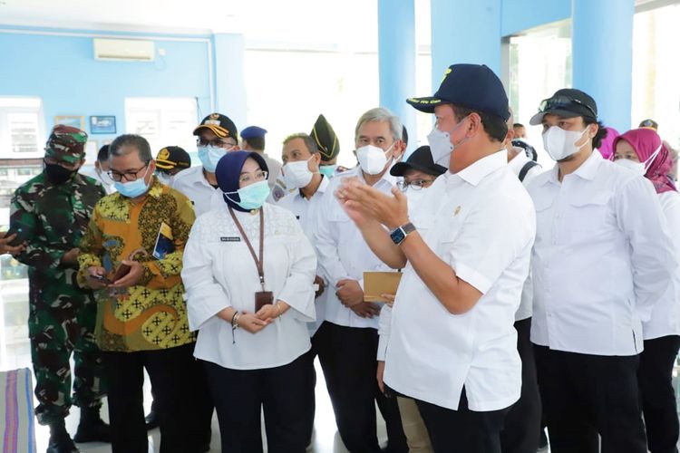 Menteri Kelautan dan Perikanan Sakti Wahyu Trenggono beserta jajaran Kementerian Kelautan dan Perikanan (KKP) saat melakukan kunjungan di Pelabuhan Perikanan Samudera (PPS) Bungus, Padang, Sumatera Barat (Sumbar) pada Rabu (2/6/2021).