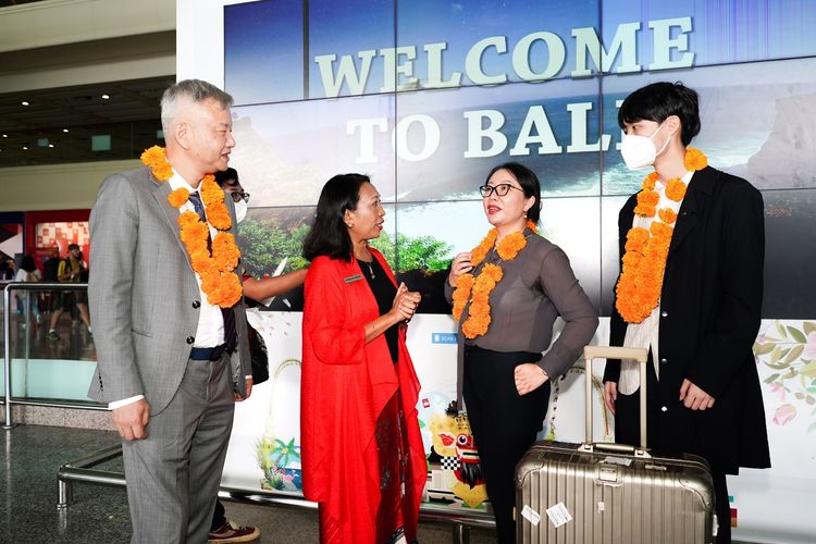 Sebanyak 210 wisatawan asal Tiongkok mendarat di Bandar Udara Internasional I Gusti Ngurah Rai Bali setelah menempuh perjalanan hampir 5 jam dari Bandara Internasional Bao'an Shenzhen, Guangdong, China, Minggu 22 Januari 2023.