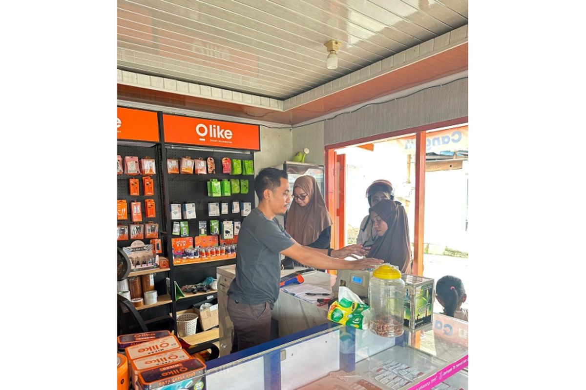 Wahyuddin, pemilik AgenBRILink &ldquo;Wahyu Cell&rdquo; di Kelurahan Ngapa, Kecamatan Wundulako, Kabupaten Kolaka, Sulawesi Tenggara, sedang melayani pembeli. 