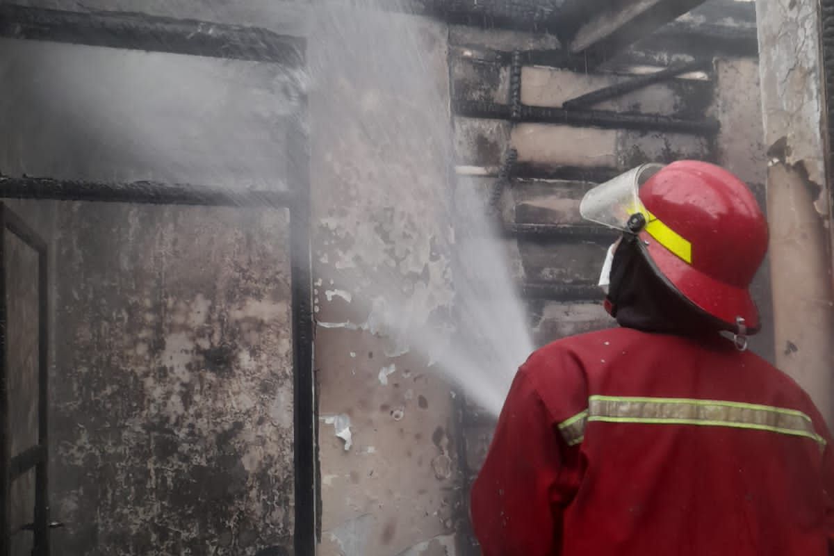 Kebakaran yang terjadi lantai dua bangunan rumah di Jalan Bima IV blok VIII RT 02 RW 21, Kayuringin Jaya, Bekasi Selatan, Minggu (2/4/2023). Kerugian yang ditimbulkan akibat musibah tersebut ditaksir hingga Rp 100 juta.