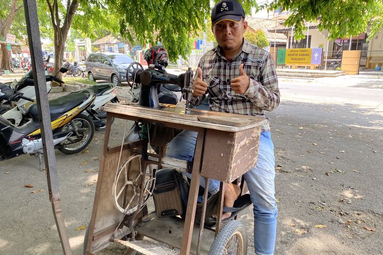 Kisah Pais, Gen Z Indramayu yang Tak Gengsi Jadi Tukang Jahit Keliling Demi Penuhi Kebutuhan Hidup