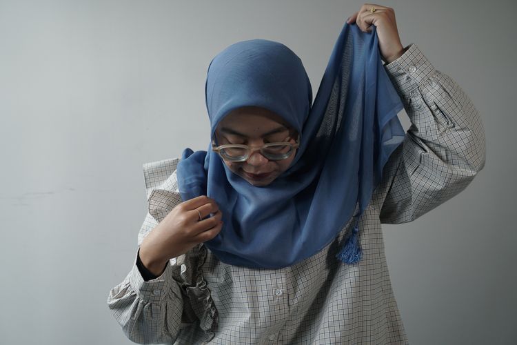 Tutorial hijab segi empat untuk Idul Adha 1446 H.