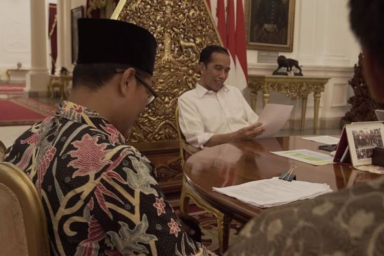 Presiden Joko Widodo saat wawancara khusus dengan tim Kompas.com di Ruang Oval, Istana Merdeka, Jakarta, Senin (5/6/2017).