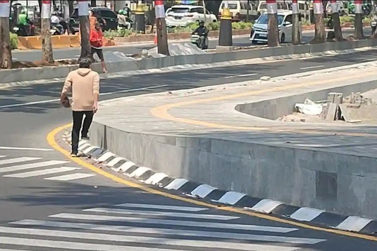 Trotoar Tinggi Gasibu Tak Ramah Pejalan Kaki, Dedi Mulyadi Minta Maaf dan Janji Perbaiki