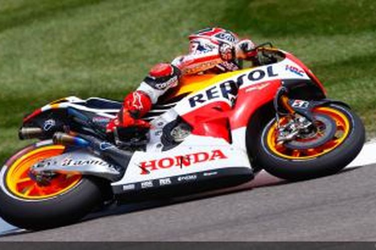 Pebalap Honda asal Spanyol, Marc Marquez memacu motornya pada sesi latihan bebas tiga GP Indianapolis, di Sirkuit Indianapolis Motor Speedway, Sabtu (17/8/2013).
