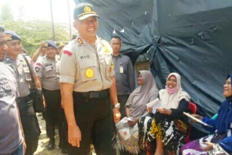 Kapolda Aceh Irjen Pol Rio S Djambak mengunjungi Tempat Pemungutan Suara (TPS) di Desa Pusong Lama, Kecamatan Banda Sakti, Kota Lhokseumawe, Kamis (18/4/2019)